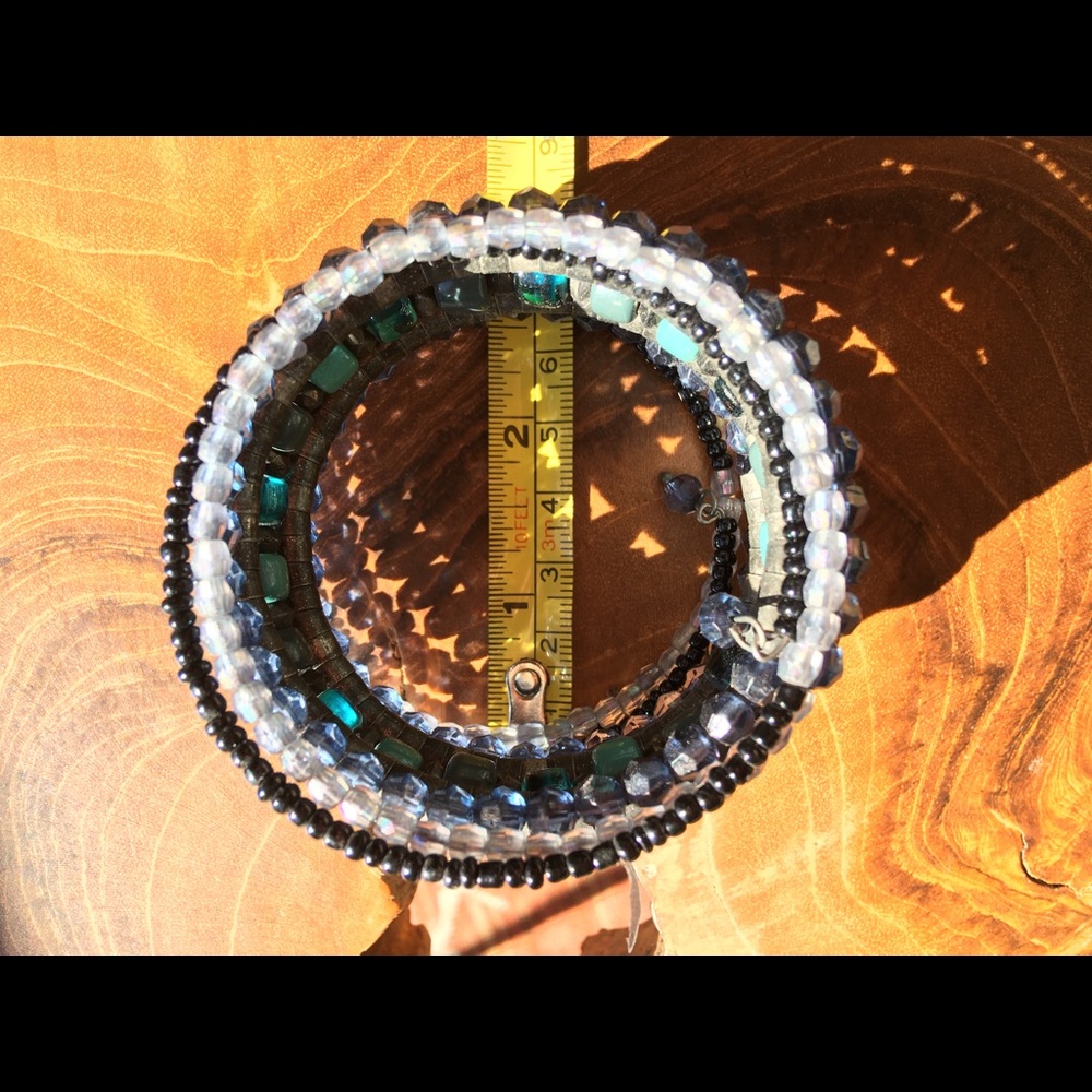 Slinky beaded bracelet from the 90s era, with cool and bold hues of blues. - Picture 6 of 6